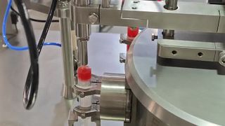 Macchina per il riempimento e la tappatura di siringhe preriempite DZA100