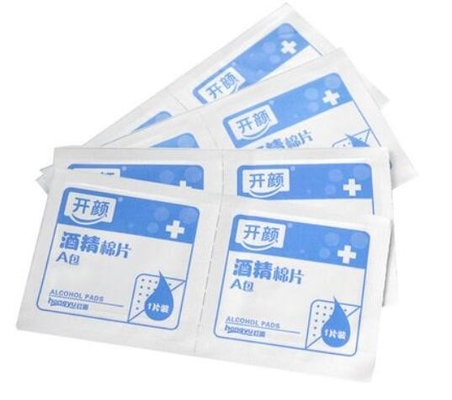 Strofinate bagnate mediche che piegano operazione bassa del singolo pacchetto della macchina imballatrice, macchina imballatrice delle strofinate bagnate dell'alcole del Ce