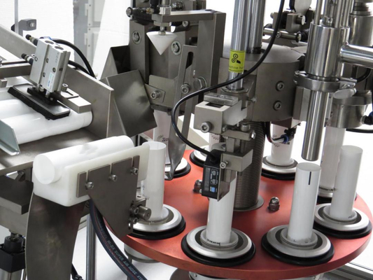 Macchina automatica per riempire e sigillare tubi molli di plastica o tubi laminati