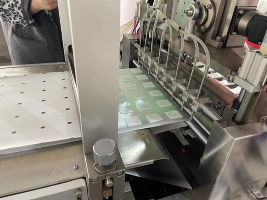 La preparazione automatica medica ad alta velocità del tampone di cotone dell'alcool riempie l'imballaggio facendo la macchina