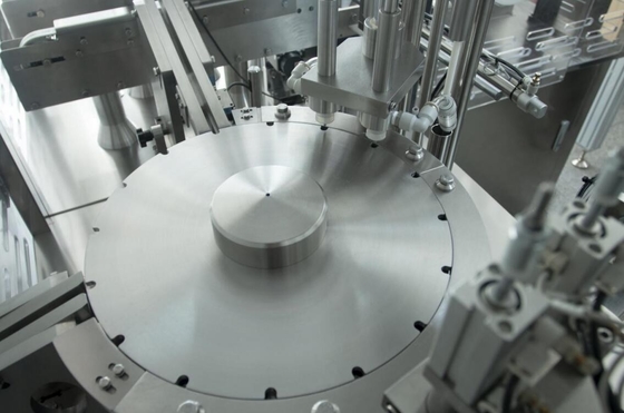 Macchina di riempimento di siringhe preriempite controllata da PLC per funzionamento automatico