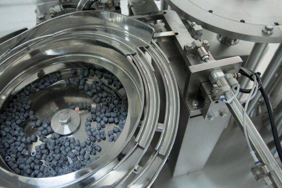 Macchina di riempimento di siringhe preriempite controllata da PLC per funzionamento automatico