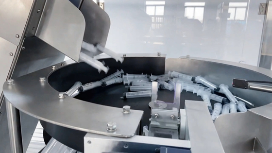 Macchina di riempimento di siringhe in plastica assettica automatico a chiusura liquida Luer Lock Pre-riempito