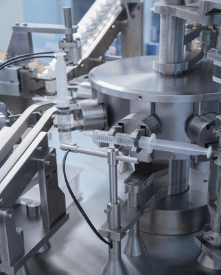 Macchina di riempimento di siringhe in plastica assettica automatico a chiusura liquida Luer Lock Pre-riempito