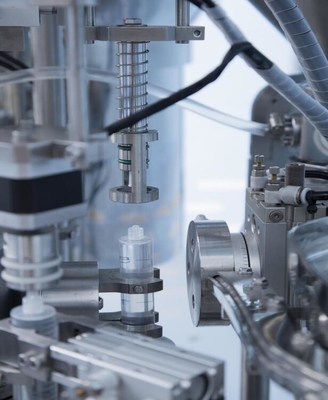 Macchina di riempimento di siringhe in plastica assettica automatico a chiusura liquida Luer Lock Pre-riempito