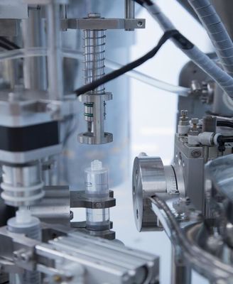 Apparecchiatura di riempimento asettico di siringhe ad alta velocità