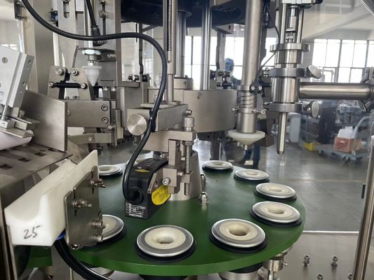 Macchina automatica di riempimento e sigillamento di tubi compositi