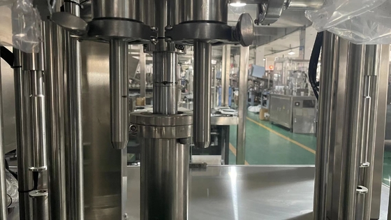 Macchina automatica di riempimento e sigillamento di tubi di plastica morbida per tubi di crema cosmetica in alluminio