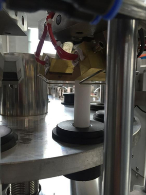Macchina di riempimento e sigillamento di tubi di plastica per crema cosmetica semiautomatica