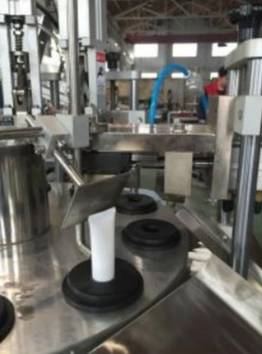 Macchina di riempimento e sigillamento di tubi di plastica per crema cosmetica semiautomatica