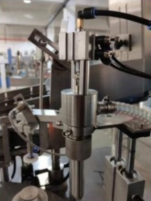 Apparecchiatura per riempire e sigillare tubi di pasta di plastica per alimenti