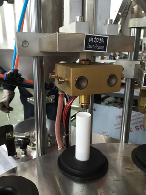 Apparecchiatura per riempire e sigillare tubi di pasta di plastica per alimenti