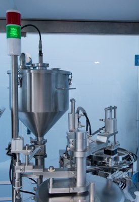 Macchina di riempimento automatico di iniettori di siringhe di plastica con soluzione salina normale e sterile