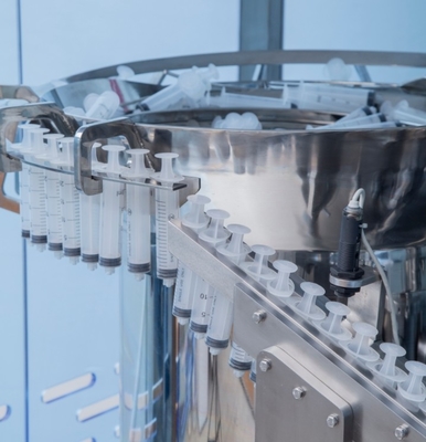 Macchina di riempimento di siringhe per iniezioni di plastica con lucchetto di Luer completamente automatica