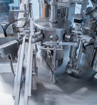 Buone prestazioni asettiche ed efficienti macchina di tappo di riempimento della siringa di plastica preriempita