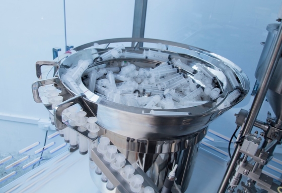 Macchina di riempimento di siringhe per iniezioni di plastica con lucchetto di Luer completamente automatica