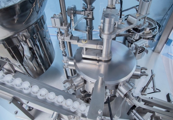 Controllo PLC completamente automatico Seringa pre-riempita Macchina di riempimento e chiusura Acciaio inossidabile 0,5-80ml