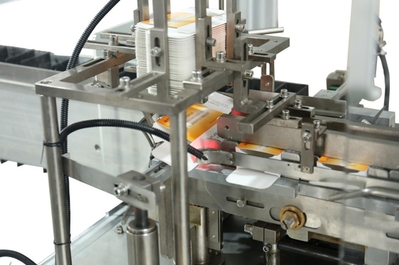 Macchina di imballaggio a scatola di cartone per piccoli tubi di bottiglie verticale completamente automatica