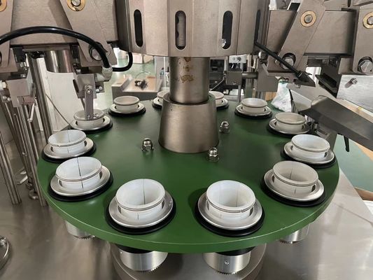 Macchina automatica per riempire e sigillare tubi molli di plastica o tubi laminati