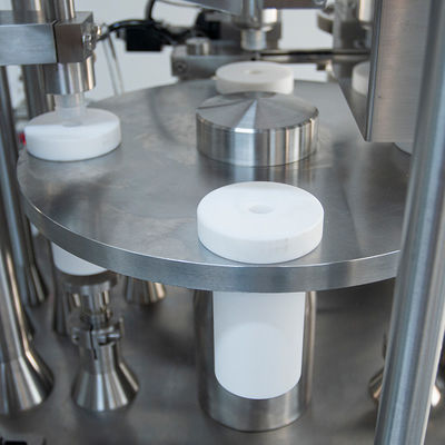 Macchina di riempimento automatico della siringa preriempita Luer Lock Capping Machine