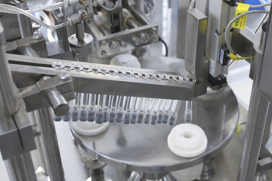 Macchina di riempimento di siringhe senza bolle in vetro automatico e monouso asettico