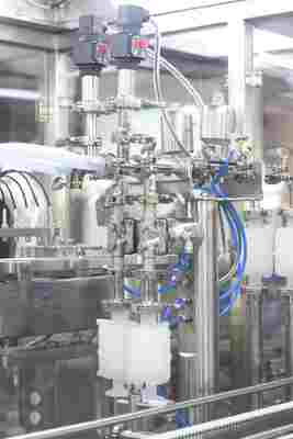 Macchina automatizzata ad alta velocità per riempimento di siringhe preriempite RTU per la produzione sterile