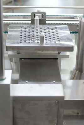 Macchina di riempimento per iniezione di acido ialuronico liquido farmaceutico Cartuccia Macchina automatica di riempimento di siringa