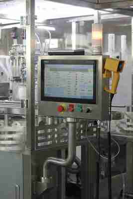 Macchina automatica per il riempimento di siringhe e macchina per il riempimento di acido ialuronico