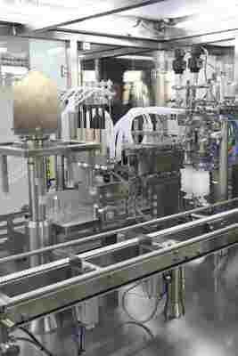 Macchina automatizzata ad alta velocità per riempimento di siringhe preriempite RTU per la produzione sterile