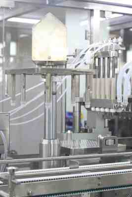 Macchina di riempimento automatico di siringhe preriempite di plastica farmaceutica ad alta capacità GMP