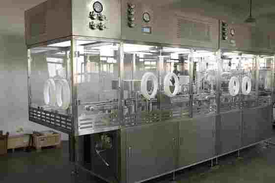 Macchina automatizzata ad alta velocità per riempimento di siringhe preriempite RTU per la produzione sterile