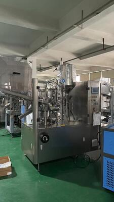 Macchina automatica ad alta velocità per riempire e sigillare tubi di dentifricio stratificati