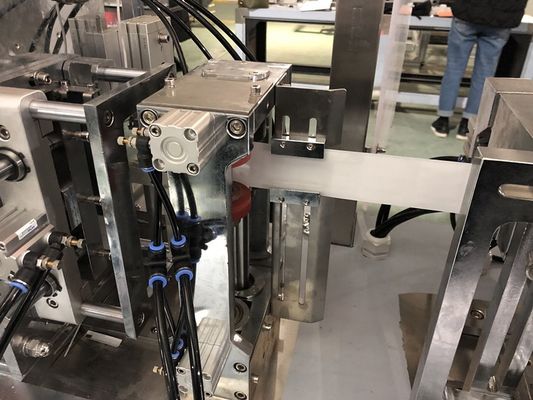 Impacchettatrice bagnata d'imballaggio 120bags/Min, asciugamano delle strofinate di piegatura del film di CPP la singola pulisce la linea di produzione